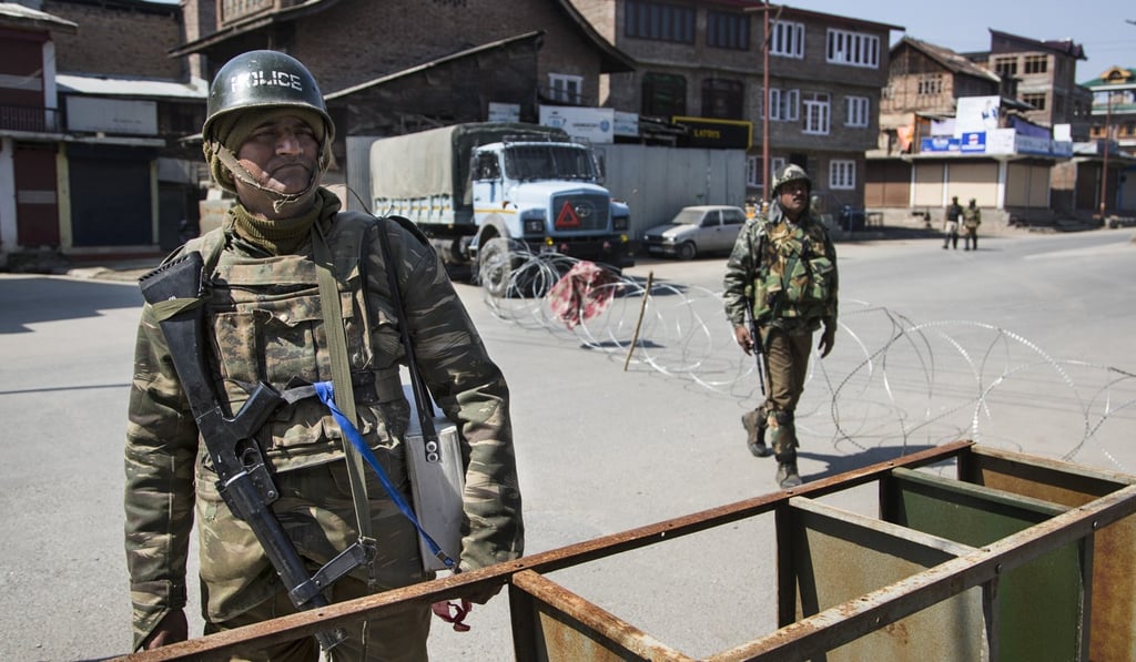 Paramilitary troops stand guard near a barricade in Srinagar, Indian-administered Kashmir. Photo: Xinhua