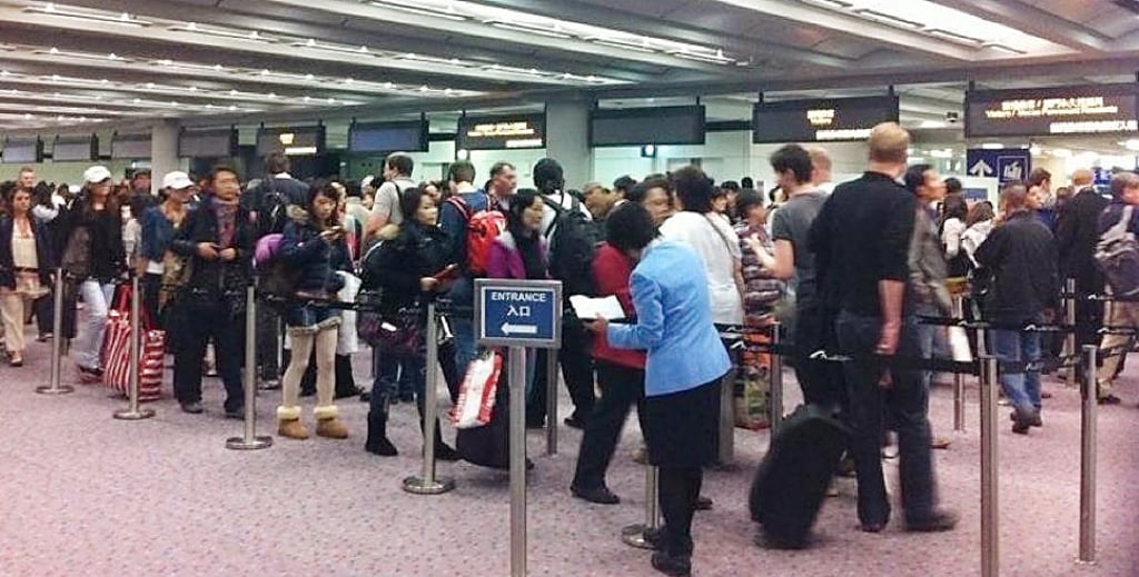 Immigration queue for incoming visitors at Hong Kong International Airport on December 31, 2011. The Immigration Department claims more than 98 per cent queued for 15 minutes or less in 2011. Photo: SCMP