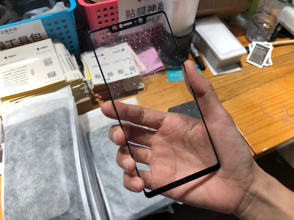 Laobaotech, a verified tech blogger on Weibo, posted a set of pictures of what appears to be the tempered glass front of Mi 7. (Picture: Weibo/Laobaotech) Laobaotech, a verified tech blogger on Weibo, posted a set of pictures of what appears to be the tempered glass front of Mi 7. (Picture: Weibo/Laobaotech)