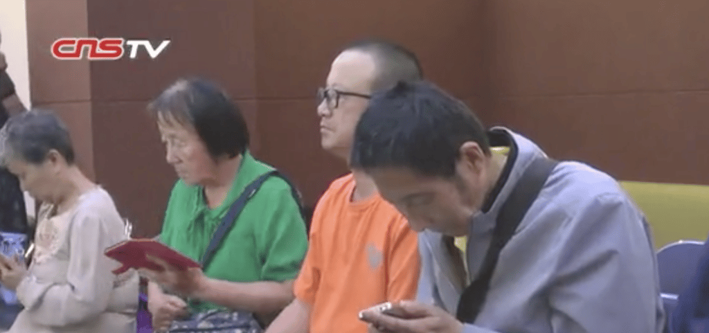 Patrons of the library for the blind in Kunming using smartphones. (Picture: Chinanews.com) Patrons of the library for the blind in Kunming using smartphones. (Picture: Chinanews.com)
