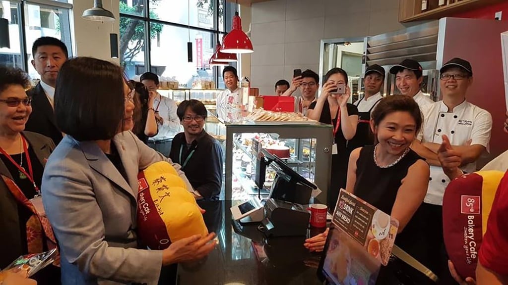 This widely-shared photo apparently shows Taiwanese President Tsai Ing-wen receiving a gift from the 85˚C shop in Los Angeles. (Picture: Facebook)