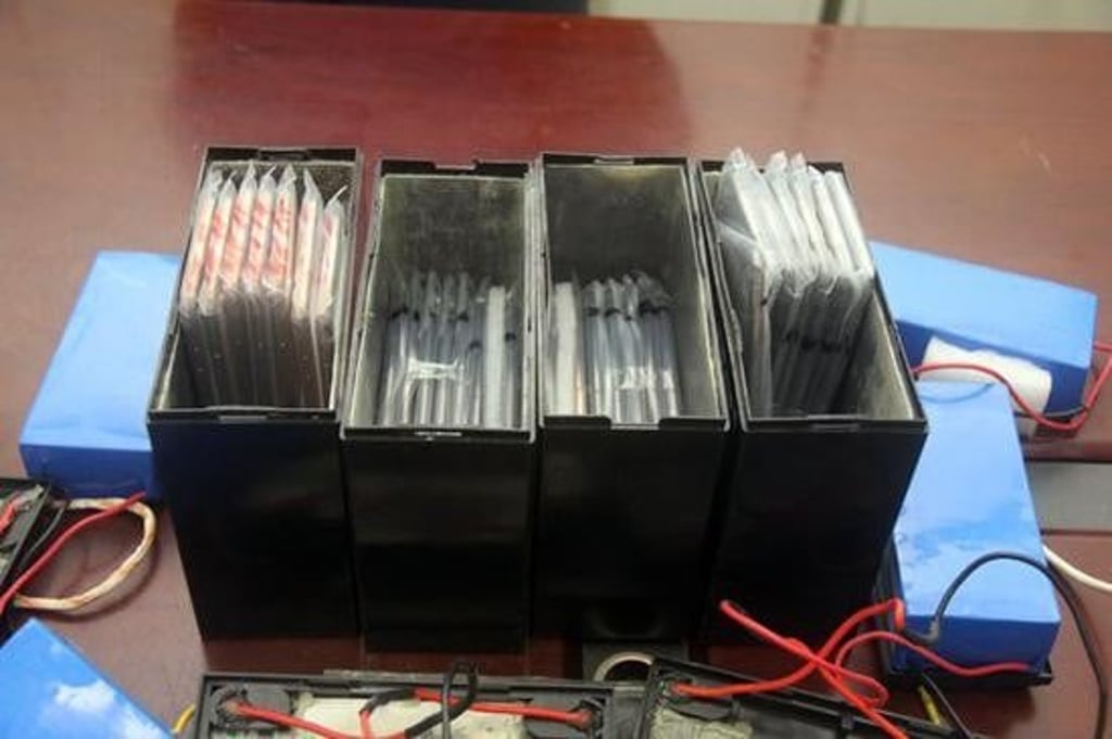 iPhones were hidden underneath the batteries. (Picture: Shenzhen Evening Post)