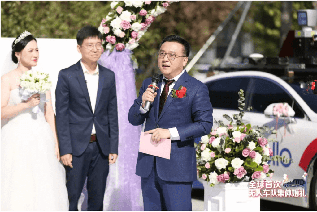 This is how you stand when your boss speaks, even if it’s technically YOUR big day. (Picture: Baidu)