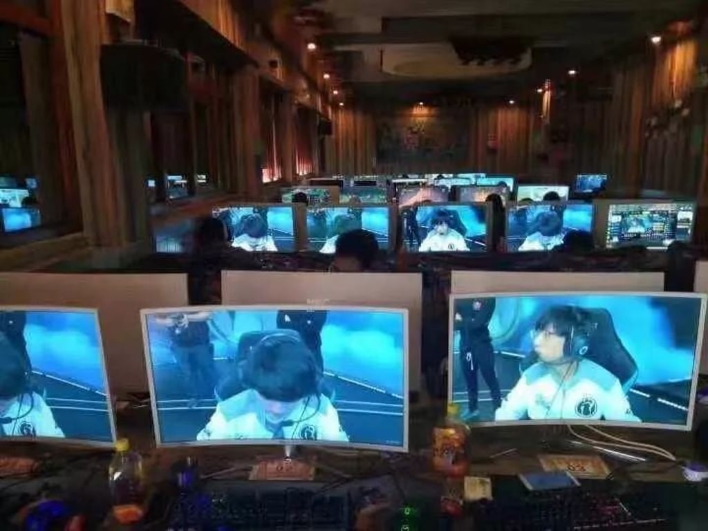 Fans watched the Finals together at tens of thousands of internet cafes. (Picture: CCTV/WeChat)