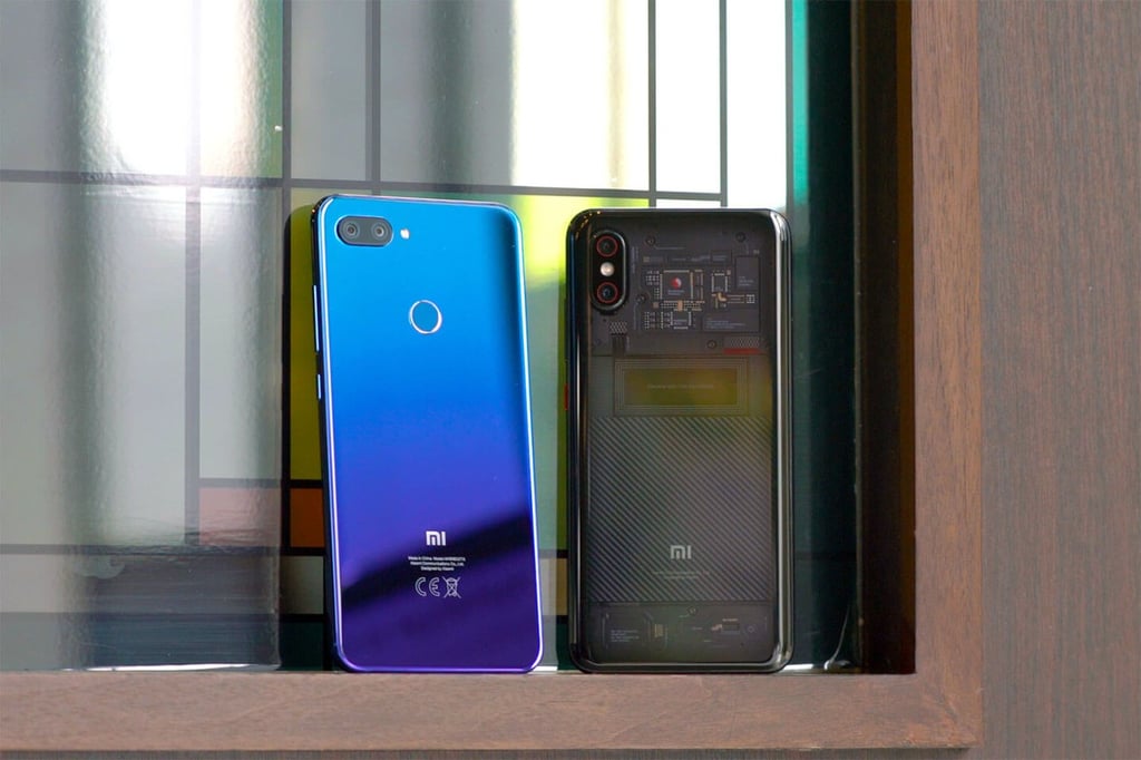 Mi 8 Lite on the left, Mi 8 Pro on the right Mi 8 Lite on the left, Mi 8 Pro on the right