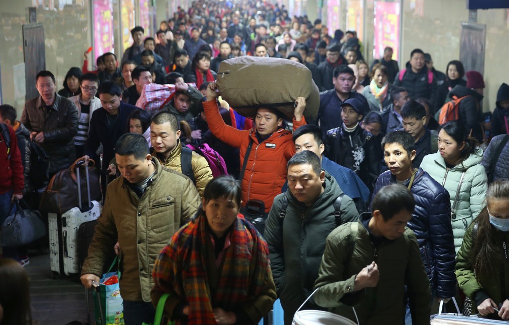 Travelers at the Hengyang Railway Station in central China's Hunan Province during the 2018 Lunar New Year travel rush. (Picture: Xinhua/Cao Zhengping)