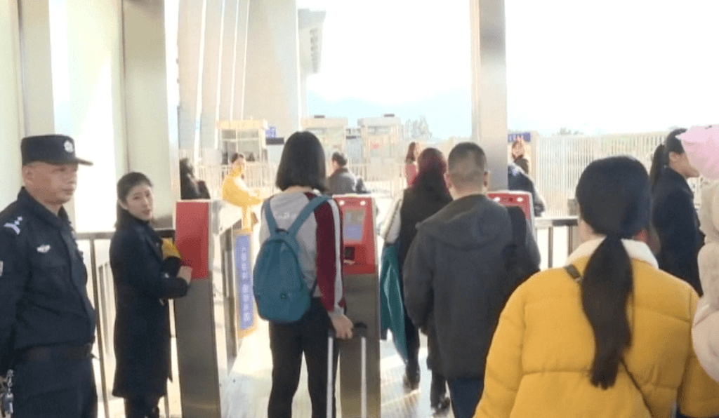 The third-tier city of Quanzhou is one of the latest places to adopt facial recognition in train stations during this year’s Lunar New Year travel rush. (Picture: CCTV) The third-tier city of Quanzhou is one of the latest places to adopt facial recognition in train stations during this year’s Lunar New Year travel rush. (Picture: CCTV)
