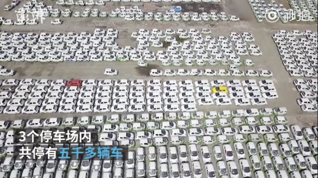Thousands of electric cars are seen unattended on the outskirts of Hangzhou. (Picture: The Paper)