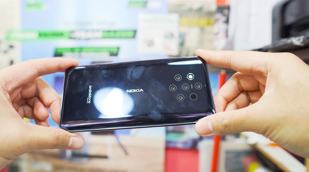 There’s no camera bump at all on the back of the phone. (Picture: Abacus)