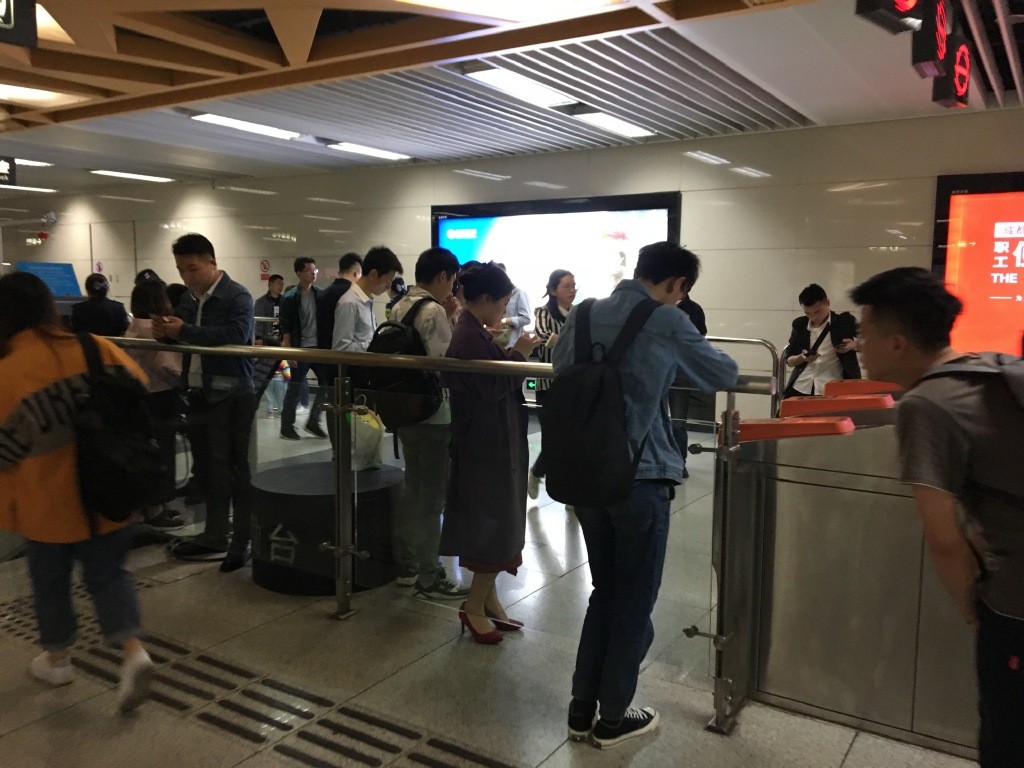 Commuters in a Chengdu subway station on April 8, 2019. (Picture: 东北小刘儿 via Weibo) Commuters in a Chengdu subway station on April 8, 2019. (Picture: 东北小刘儿 via Weibo)