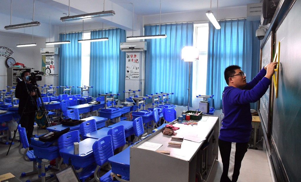 As Chinese schools remain closed due to the coronavirus outbreak, a physics teacher in Zhengzhou teaches an online class on February 2. (Picture: Xinhua) As Chinese schools remain closed due to the coronavirus outbreak, a physics teacher in Zhengzhou teaches an online class on February 2. (Picture: Xinhua)