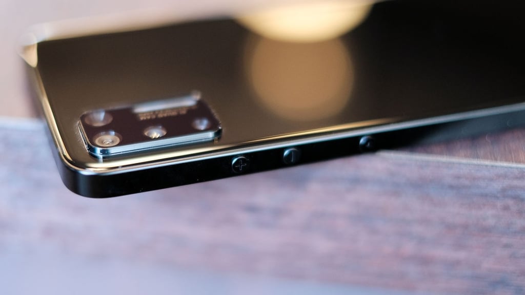 The Nut Pro 3 has the same metal frame and rounded side buttons as the iPhone 4. The Nut Pro 3 has the same metal frame and rounded side buttons as the iPhone 4.