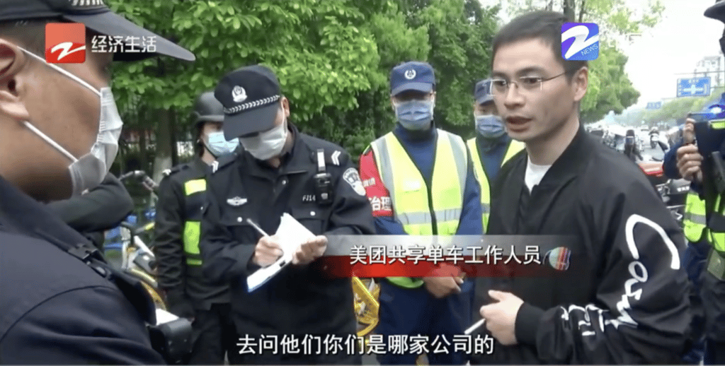A Meituan employee accuses Hellobike workers of removing his company’s bikes. (Picture: Zhejiang Television) A Meituan employee accuses Hellobike workers of removing his company’s bikes. (Picture: Zhejiang Television)