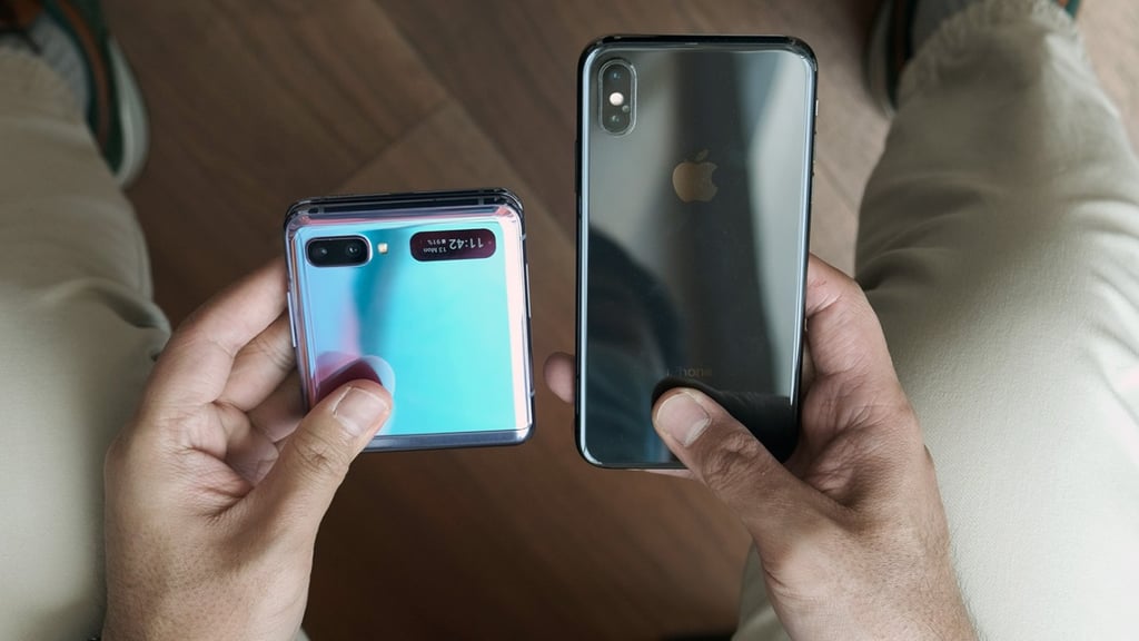 The Galaxy Z Flip becomes more compact when it’s folded. The Galaxy Z Flip becomes more compact when it’s folded.
