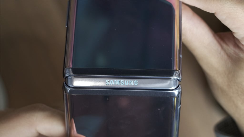 The hinge on the Z Flip is stiffer than the hinge on the Galaxy Fold. The hinge on the Z Flip is stiffer than the hinge on the Galaxy Fold.