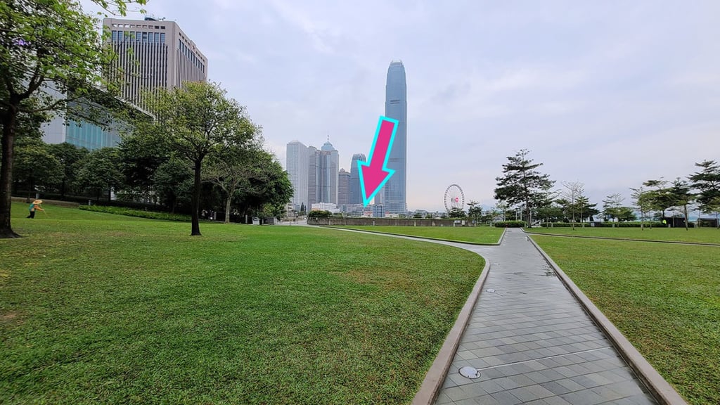 Shot at 1x. There seems to be an Apple Store far away…