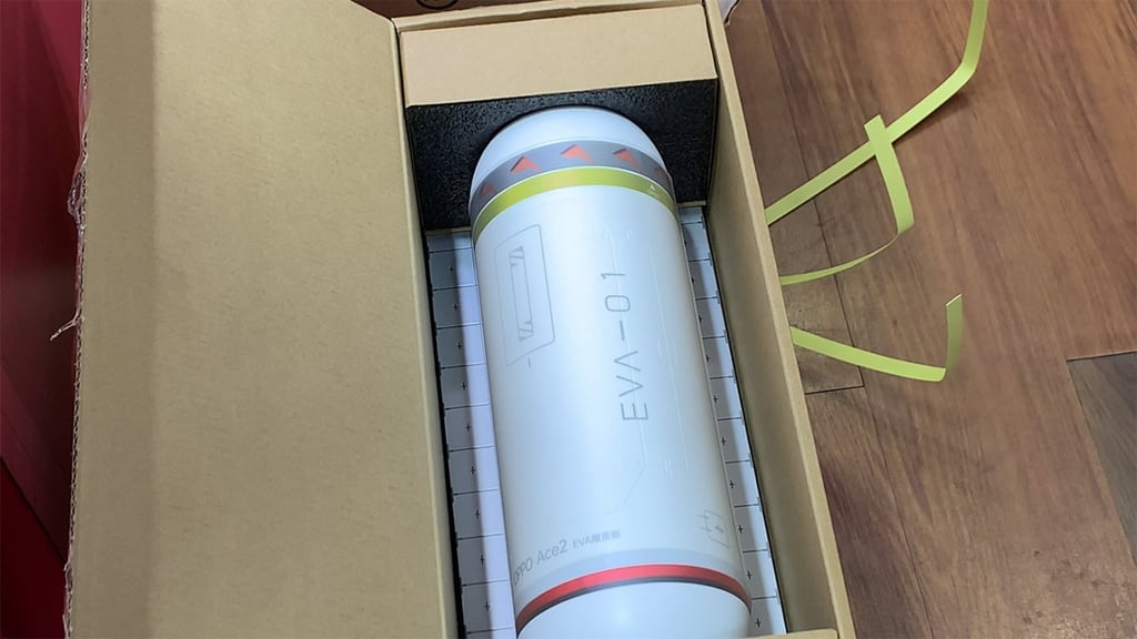Inside the box, there’s a pill-shaped capsule carrying the phone. Inside the box, there’s a pill-shaped capsule carrying the phone.