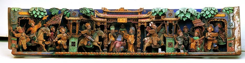 Painted suiliangfang tie-beam featuring Madam She, the marshal carved in relief<br />
Qing dynasty<br />
Guangdong Museum collection Painted suiliangfang tie-beam featuring Madam She, the marshal carved in relief<br />
Qing dynasty<br />
Guangdong Museum collection