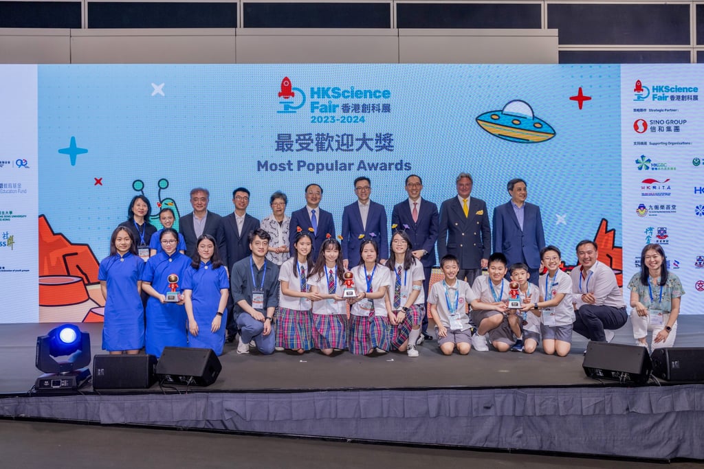 Professor Sun Dong (fourth from right in the second row), Dr Daryl Ng (third from right in the second row), Mr Zhang Zhihua (fifth from right in the second row), and Mr David Taji-Farouki (second from right in the second row) and other guests posed with the winning teams of the Most Popular Award.