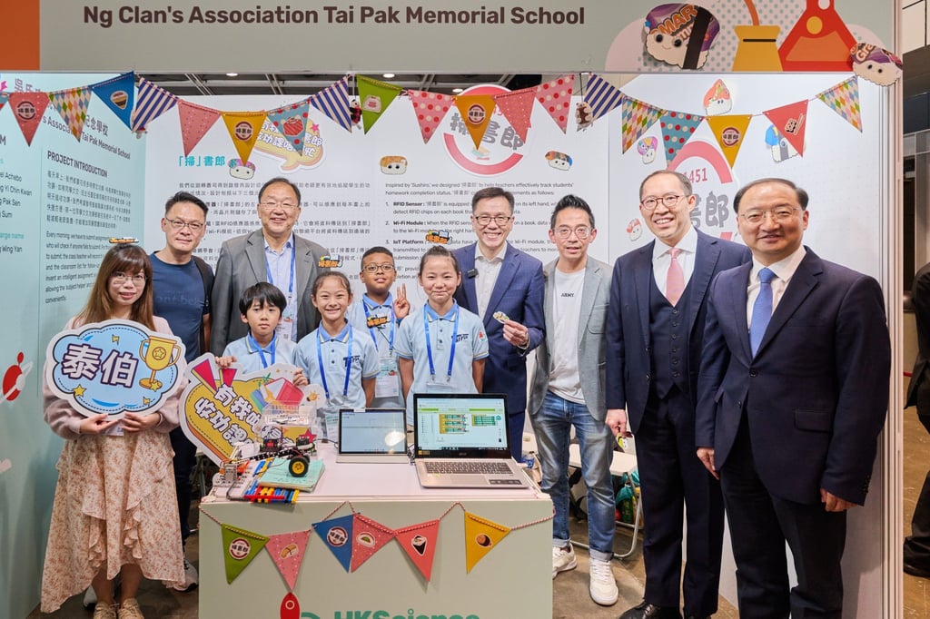 Mr Zhang Zhihua (first from right), Dr Daryl Ng (second from right) and Professor Sun Dong (fourth from right) visited the Gold Award winning team in the Primary Division from Ng Clan’s Association Tai Pak Memorial School. Mr Zhang Zhihua (first from right), Dr Daryl Ng (second from right) and Professor Sun Dong (fourth from right) visited the Gold Award winning team in the Primary Division from Ng Clan’s Association Tai Pak Memorial School.