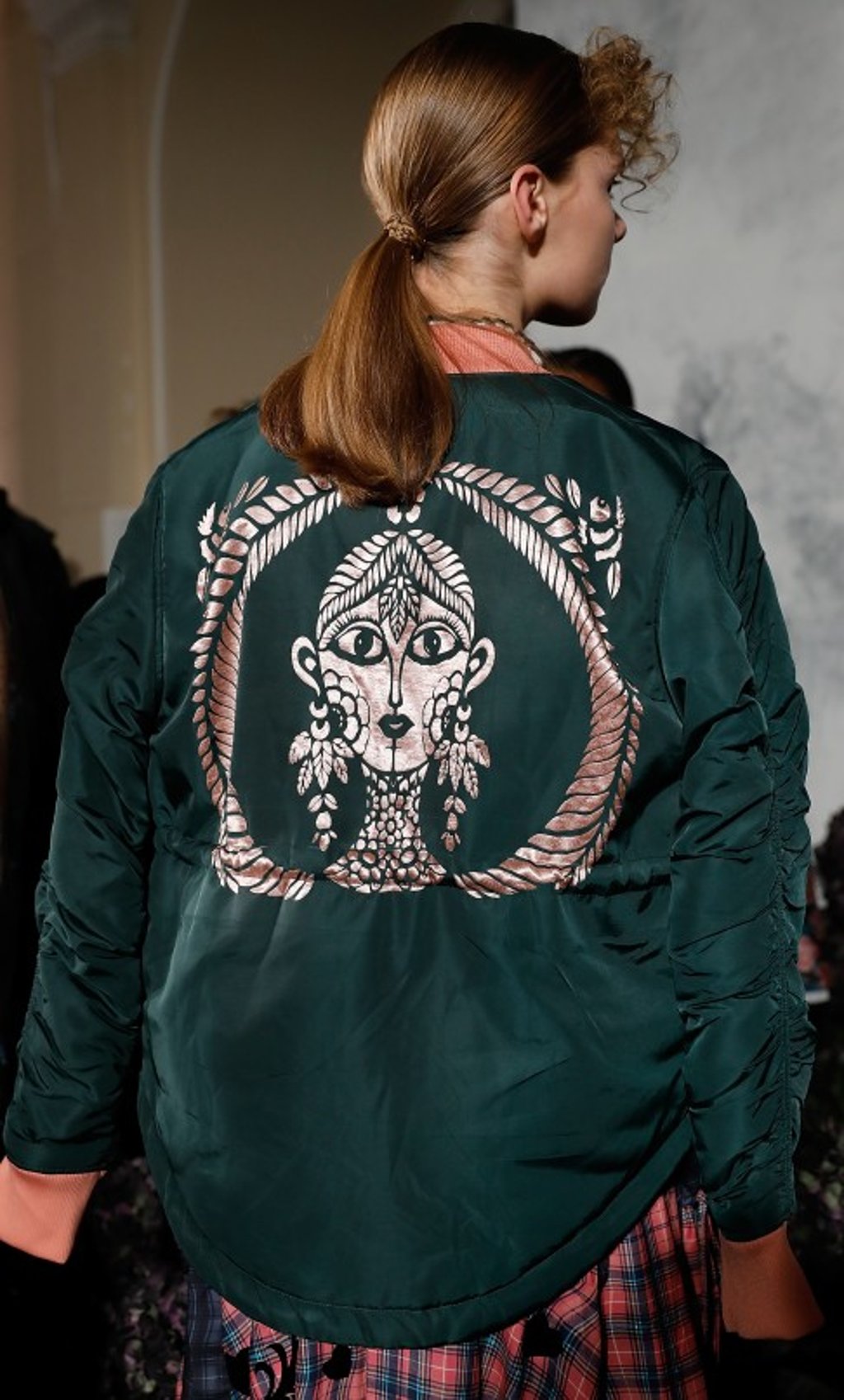 Maison Vermillion collaborated with renowned Chinese papercutting artist Li Yunxia on incorporating Chinese art elements into her new collection Maison Vermillion collaborated with renowned Chinese papercutting artist Li Yunxia on incorporating Chinese art elements into her new collection
