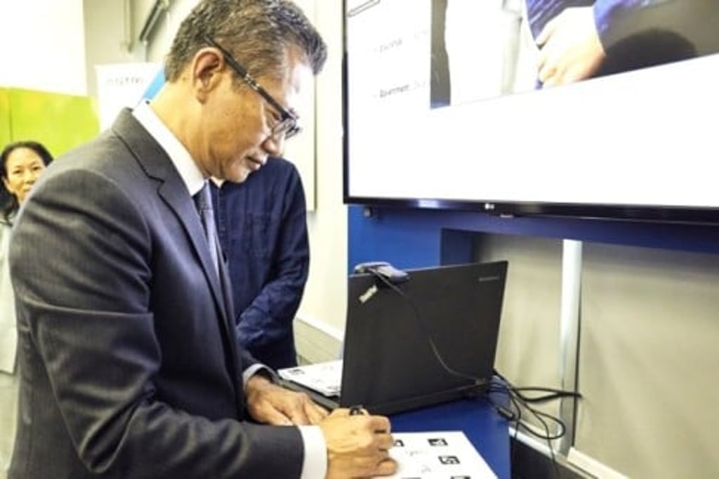 Mr Paul Chan, Financial Secretary of the HKSAR Government, recently visited ASTRI and experienced its Smart City applications