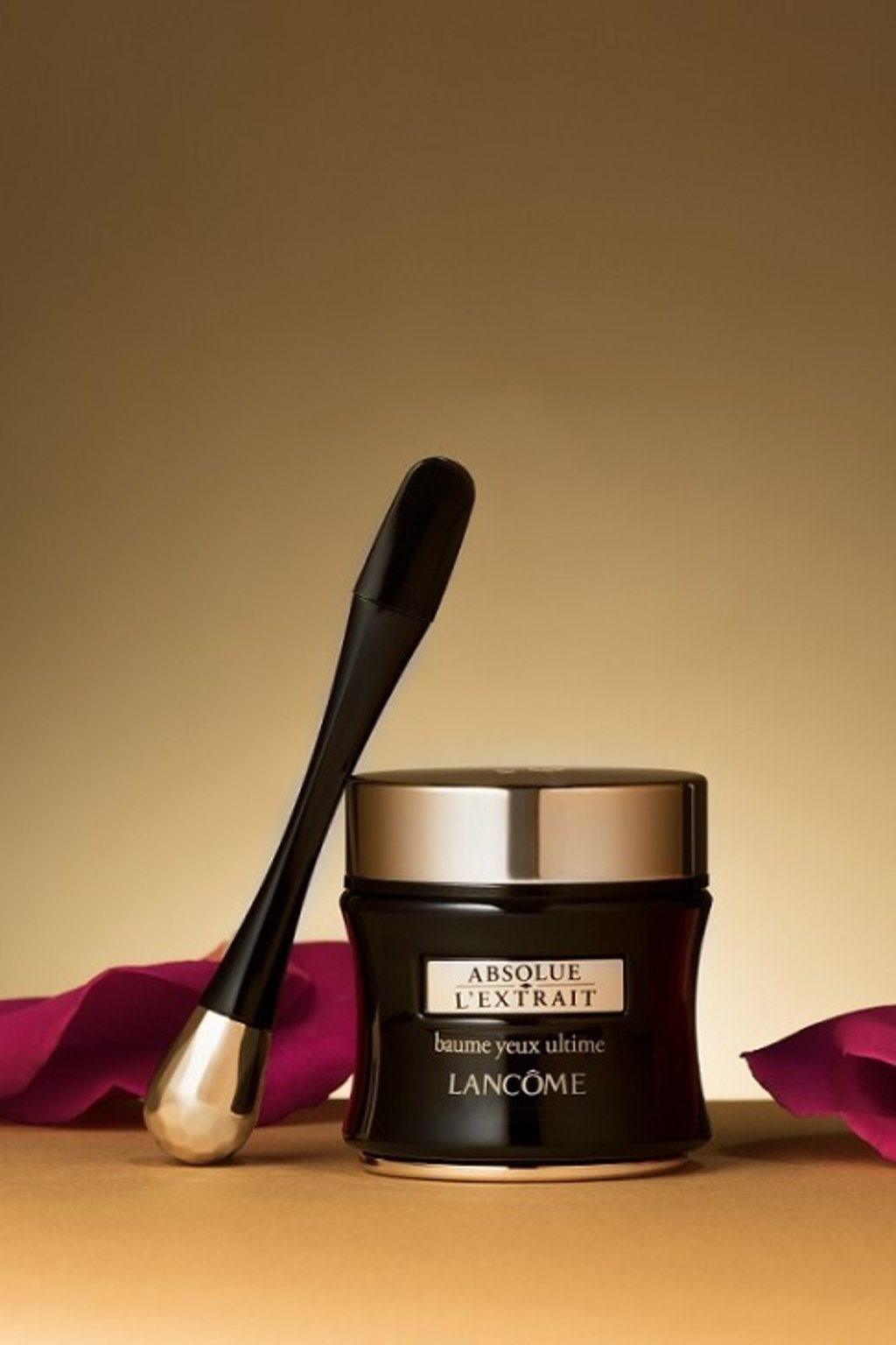 The Lancôme Absolue L’Extrait Eye Cream comes with an ingenious automatic rolling tool. The Lancôme Absolue L’Extrait Eye Cream comes with an ingenious automatic rolling tool.