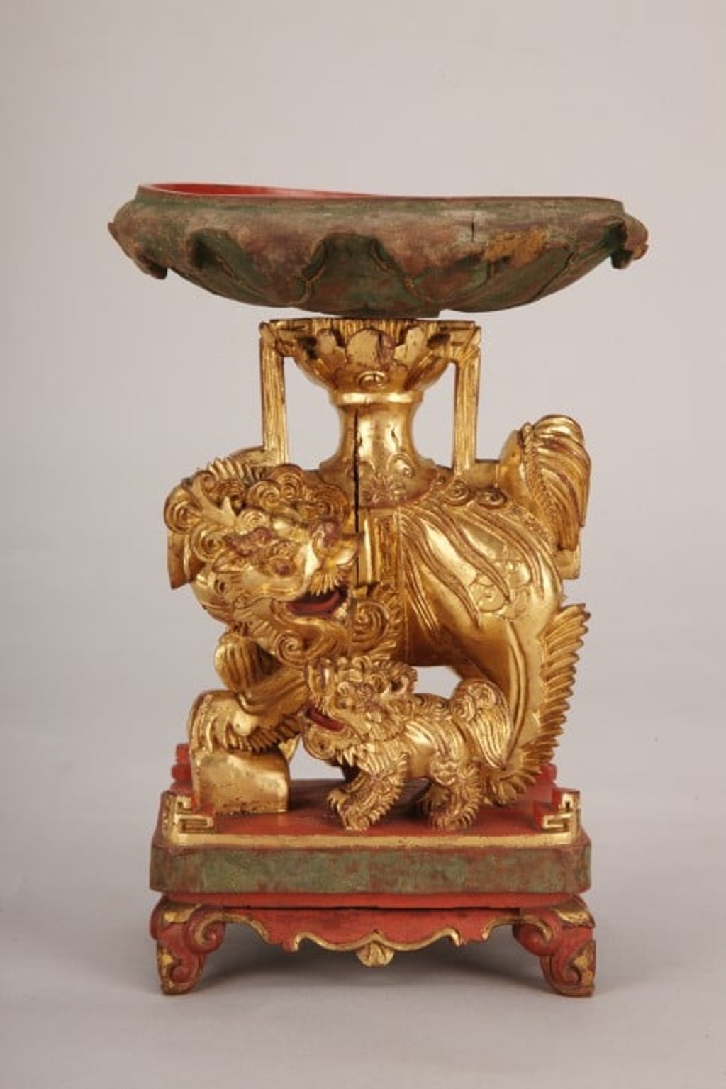 Gilt wooden offering plates featuring qilin with baby and doe with fawn carved in the round<br />
Qing dynasty<br />
Guangdong Museum collection Gilt wooden offering plates featuring qilin with baby and doe with fawn carved in the round<br />
Qing dynasty<br />
Guangdong Museum collection