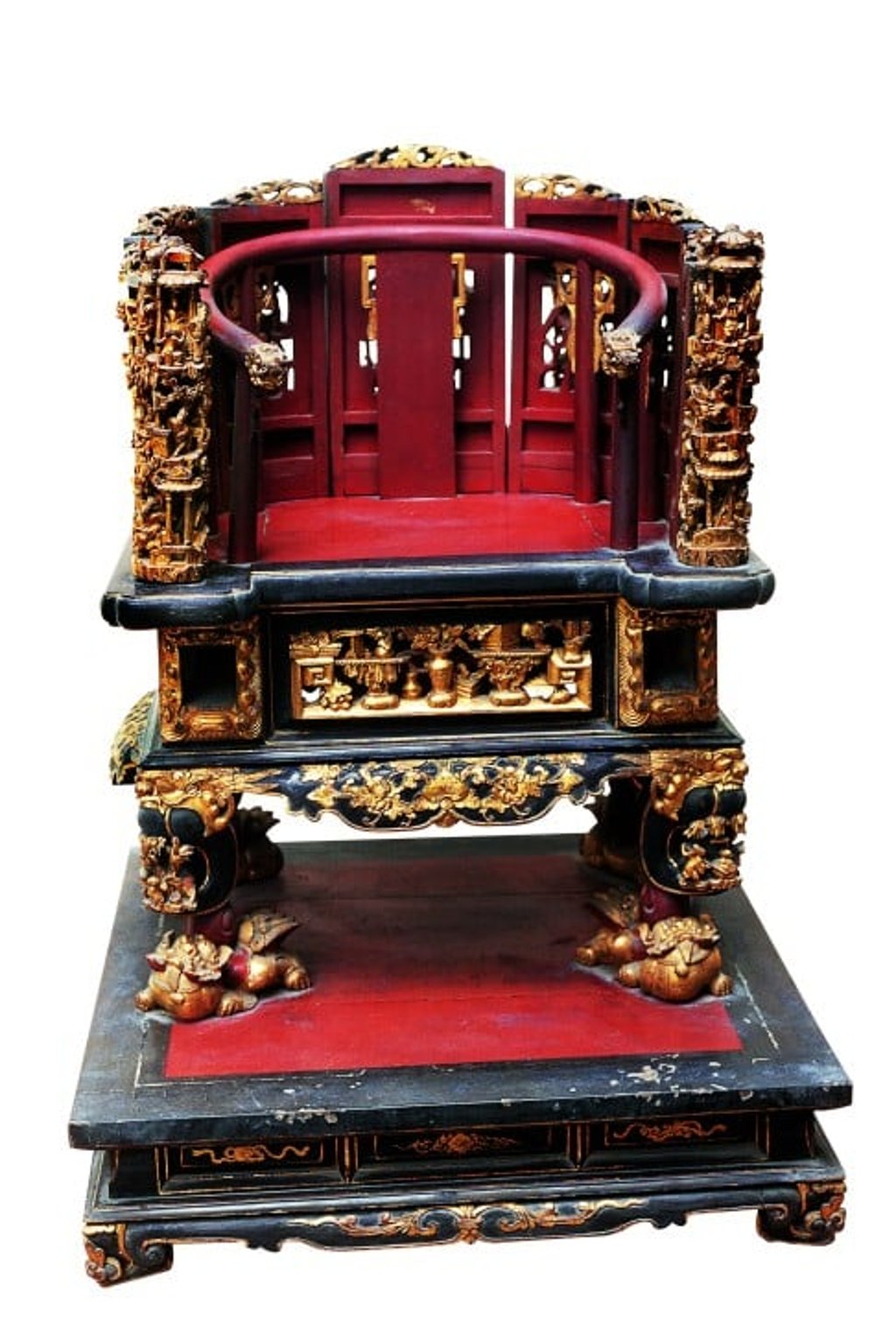 Gilt wooden divine sedan chair<br />
Qing dynasty<br />
Guangdong Museum collection Gilt wooden divine sedan chair<br />
Qing dynasty<br />
Guangdong Museum collection