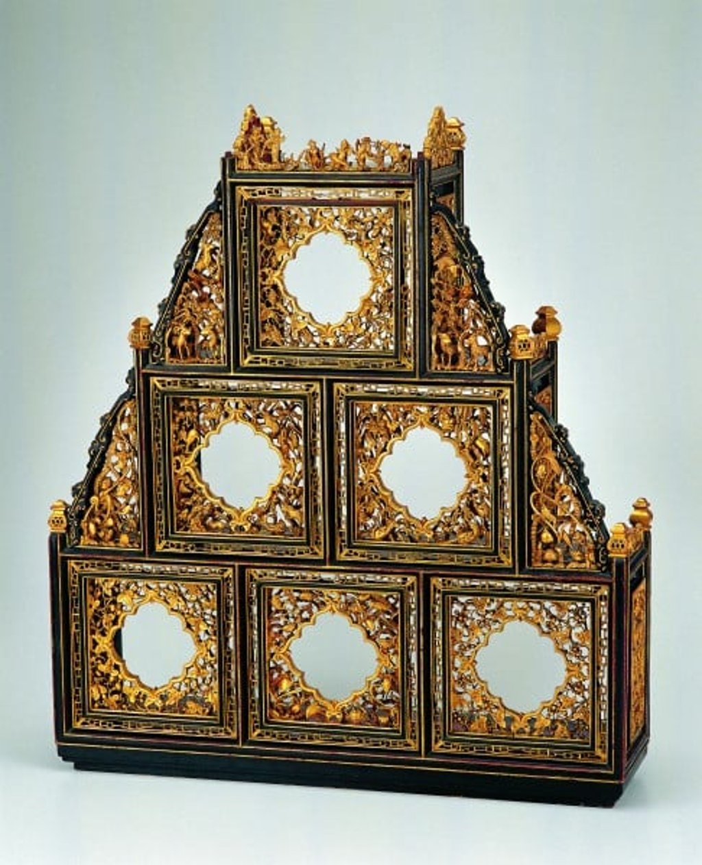 Gilt wooden confectionery stand featuring aquatic motif<br />
Qing dynasty<br />
Guangdong Museum collection Gilt wooden confectionery stand featuring aquatic motif<br />
Qing dynasty<br />
Guangdong Museum collection