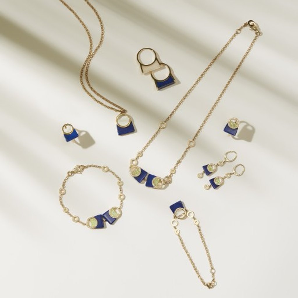 The Handbag Set crafted in prized lapis lazuli epitomises a futuristic elegance.  Luxury pieces are set with sparkling diamonds and tsavorite garnets.
