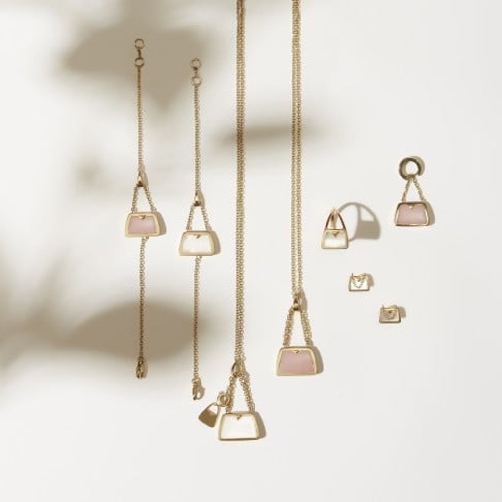 The Shopper Set from Gemmmagioia’s Mia Gemmma Bag Collection features double-sided pendant, bracelet and earrings, plus a single-sided ring in white mother-of-pearl and pastel opal.