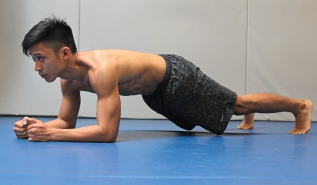Dacuno does the plank. Dacuno does the plank.