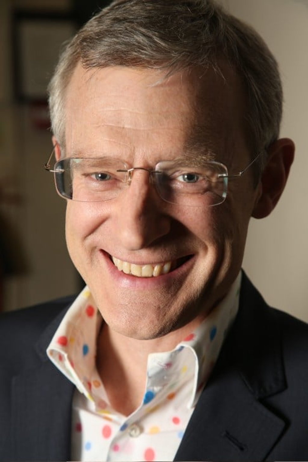 Renowned English broadcaster Jeremy Vine will discuss his novel “The Diver and the Lover” at his seminar.