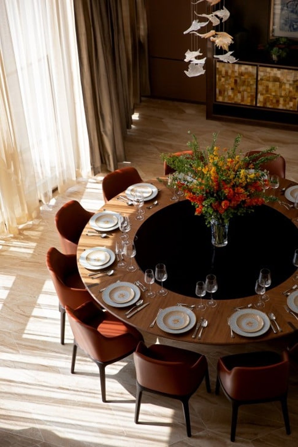 A Giorgetti dining table in walnut, leather and quartz and Emmanuel Gallina-designed Grace dining chairs from Poliform continue the sense of refinement in the ground floor entertainment areas. (This photo was taken on February 20–21, 2021 at 23–39 Blue Pool Road. This photo has been processed by computerised imaging techniques and is for reference only.)