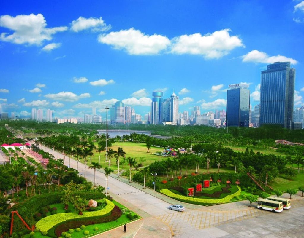 Evergreen Park is the city’s largest tropical scenery park, with tens of thousands of coconut trees planted within the park, making it a tropical paradise surrounded by blue skies and ocean waves.