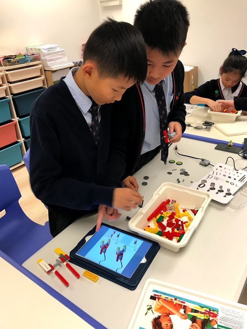 At the Preparatory School, small-class teaching is practiced for all subjects, including computing technology