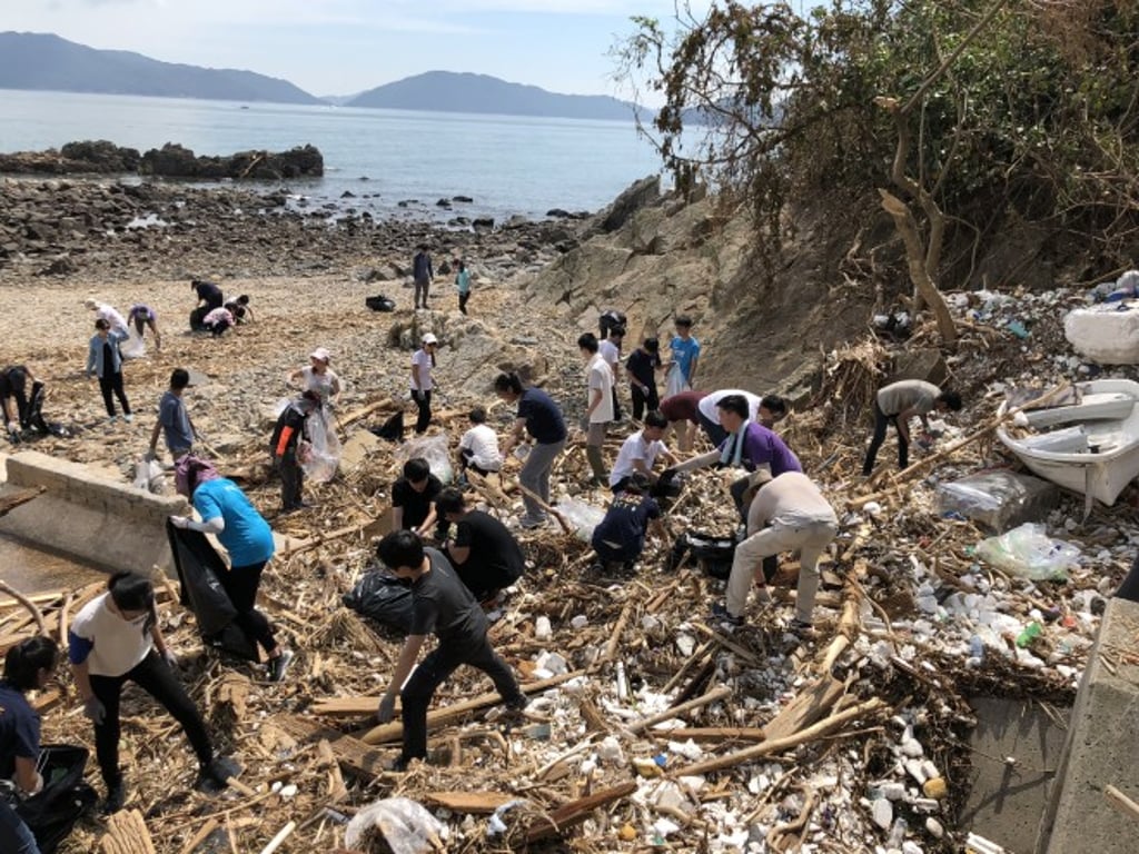The whole HKUST community help clean the havoc inflicted on Hong Kong by Severe Typhoon Mangkhut.<br />
The whole HKUST community help clean the havoc inflicted on Hong Kong by Severe Typhoon Mangkhut.<br />