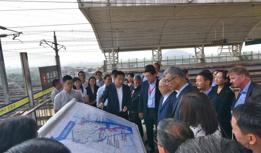 Mr. Andrew LIAO Cheung-Sing, HKUST Council Chairman, and President Prof. Wei SHYY lead a delegation to visit the future site of HKUST’s Guangzhou campus.