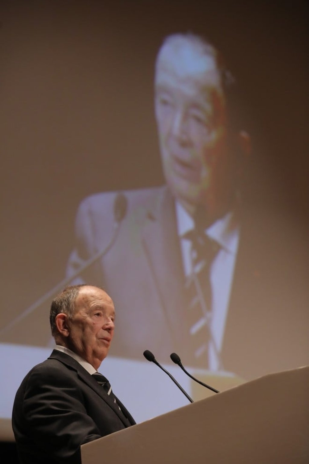 Professor Jean-Pierre Changeux, Emeritus Professor of<br />
Neuroscience at the Institut Pasteur and Collège de France Professor Jean-Pierre Changeux, Emeritus Professor of<br />
Neuroscience at the Institut Pasteur and Collège de France