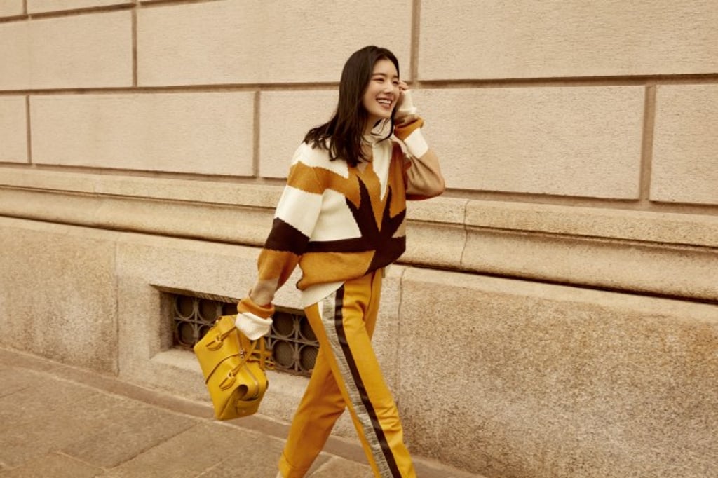 Eunchae Jung matches her outfit with a D-Styling in yellow smooth leather.