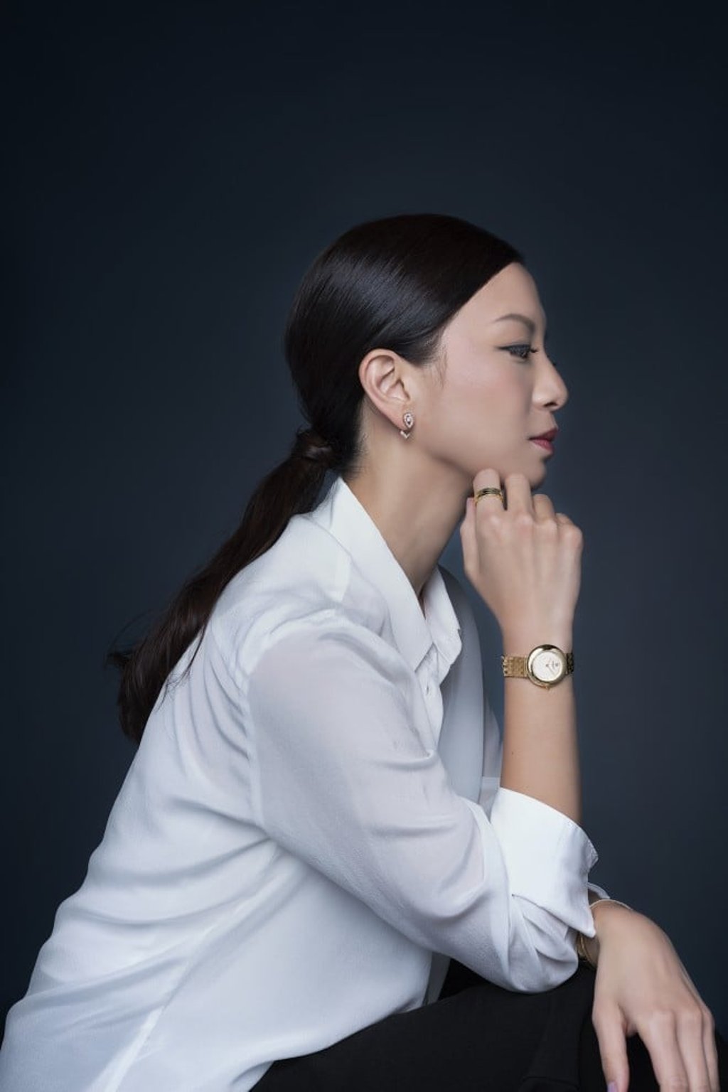 Joanna Lui Hickox embodies the elegance of the Boléro collection in yellow gold.