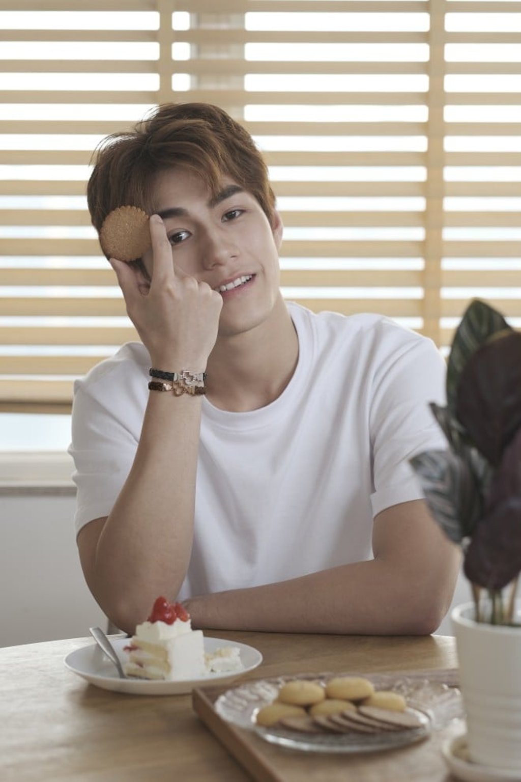 The Wulu Interchangeable Bracelet with braided leather straps is the perfect unisex accessory for men and women.