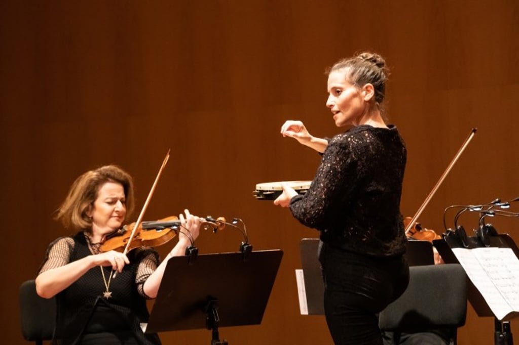 The body becomes another musical instrument in “16 Strings and One Body”. The body becomes another musical instrument in “16 Strings and One Body”.