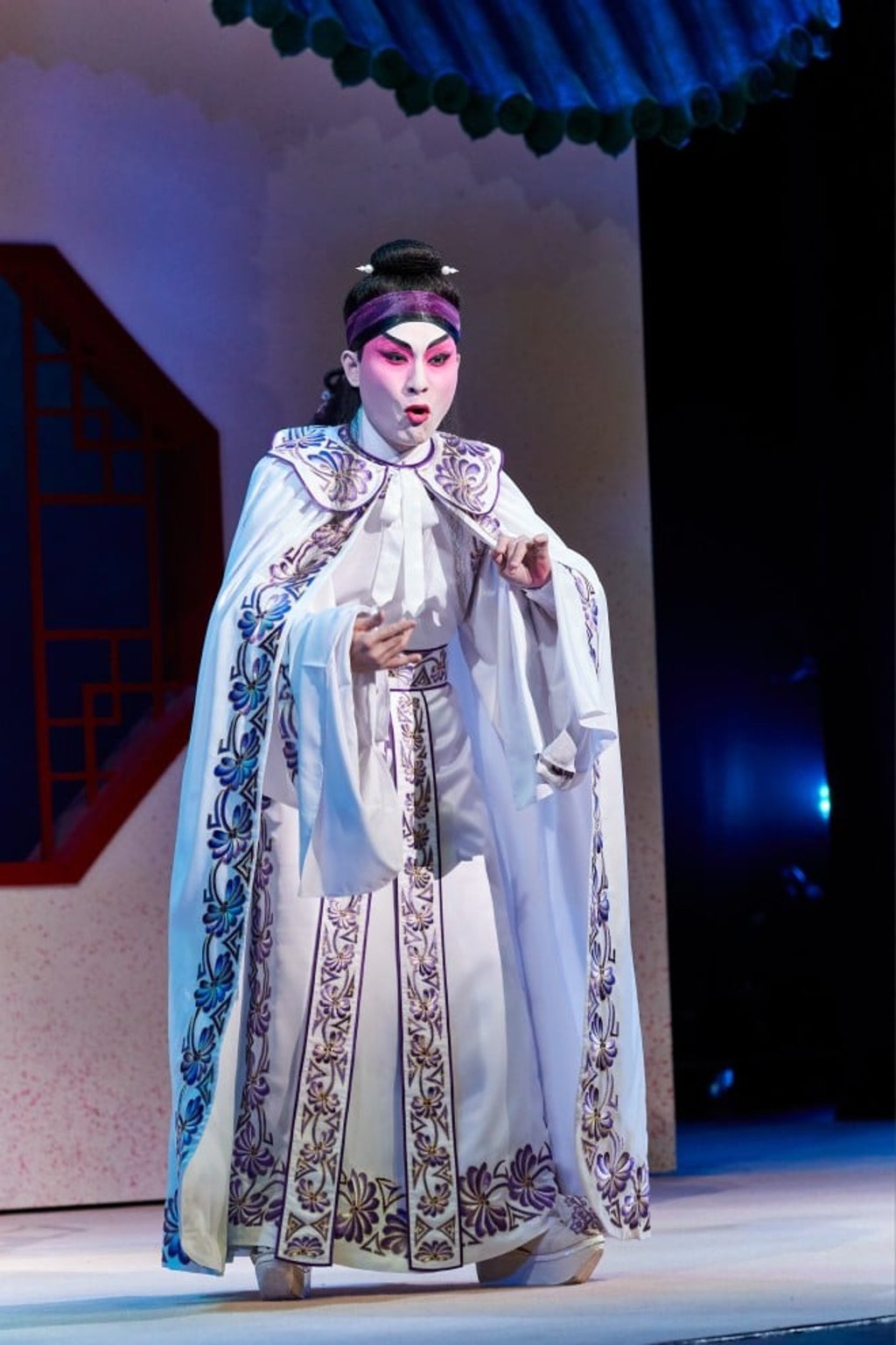 Scene V, “Baoyu Regrets His Marriage”, starring Tse Kwok-cheung Scene V, “Baoyu Regrets His Marriage”, starring Tse Kwok-cheung