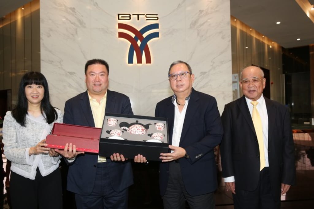 During the HKTDC business mission to Bangkok, Thailand in July, HKTDC Chairman Dr Peter K N Lam (second from right), HKTDC Executive Director Margaret Fong (left) and members of the delegation met with BTS Group Chairman Keeree Kanjanapas (right) and BTS Group CEO and Managing Director Kavin Kanjanapas (second from left) to discuss proposals on investment cooperation in public transport infrastructure.