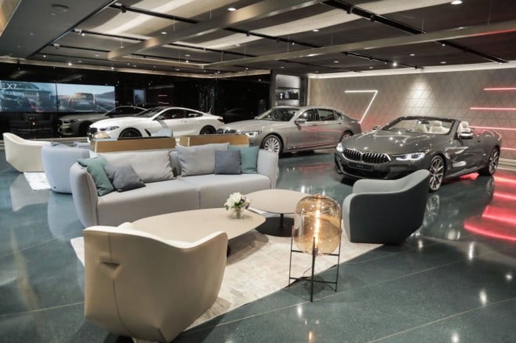 Some key elements of the showroom’s interior design include the bronze interior colour, the textural feature wall with its embossed graphics, contemporary furniture and the unique terrazzo flooring.