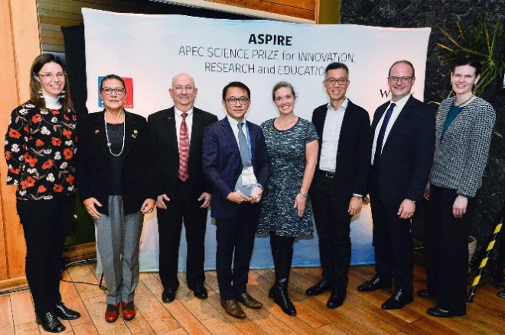 Dr Ng (4th from left) receives this year’s ASPIRE for his contributions to the discipline of photoelectrocatalysis. Dr Ng (4th from left) receives this year’s ASPIRE for his contributions to the discipline of photoelectrocatalysis.