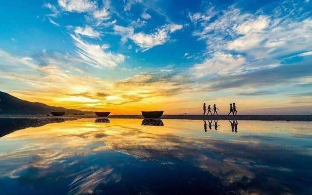 Lang Co Beach is a natural attraction of Thua Thien Hue Province that is included in the list of Vietnam national tourist sites Lang Co Beach is a natural attraction of Thua Thien Hue Province that is included in the list of Vietnam national tourist sites