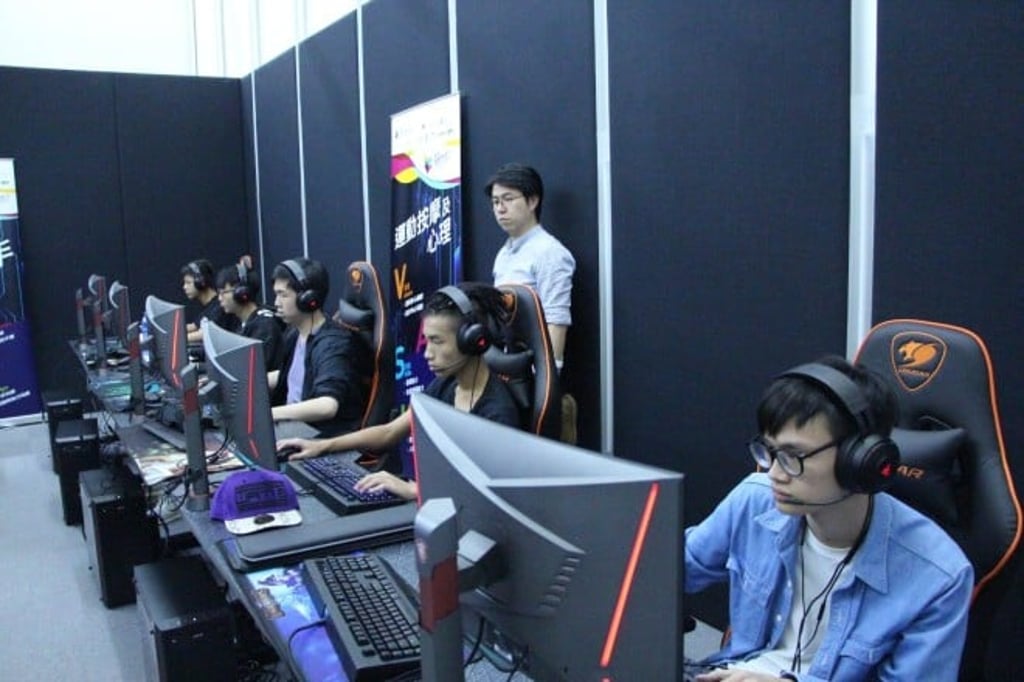 CLAP for Youth @ JC helps Alex (1st right) identify his interests and reaffirm his aspiration. CLAP for Youth @ JC helps Alex (1st right) identify his interests and reaffirm his aspiration.